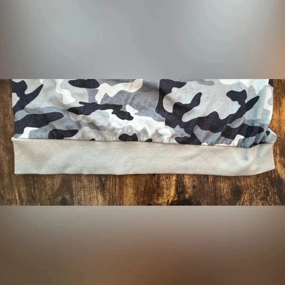 Ladies Camouflage pullover shirt. Size: L. - Picture 8 of 10